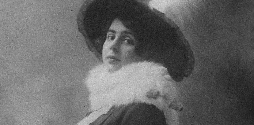 czarno-biały portret kobiety w dużym ozdobnym kapeluszu
