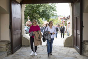 Dwie kobiety w bramie w rękach trzymają kurtki.