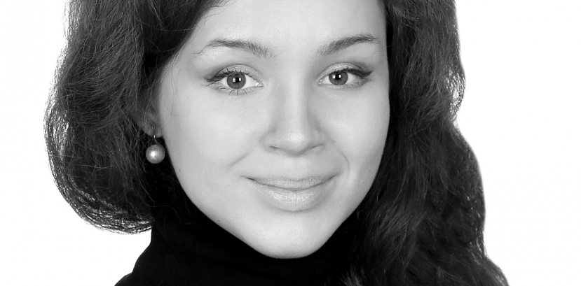 młoda kobieta patrzy na wprost, włosy do ramion rozpuszczone, lekko się uśmiecha