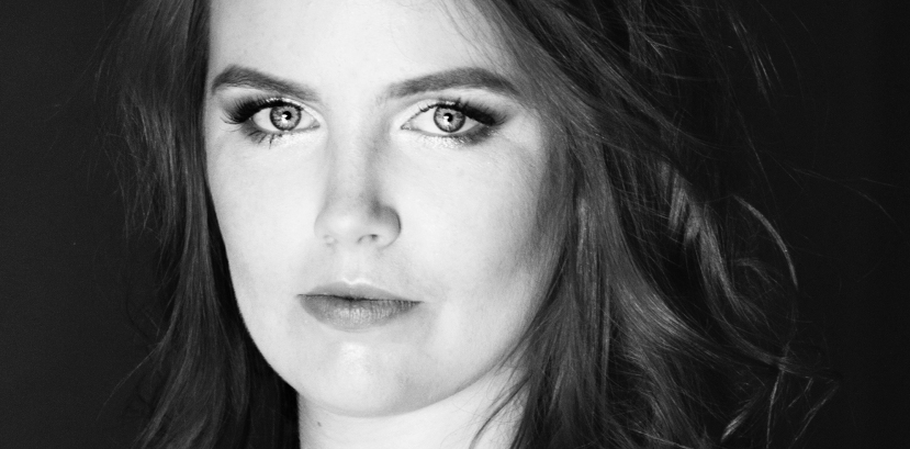 młoda kobieta patrzy na wprost, włosy do ramion rozpuszczone