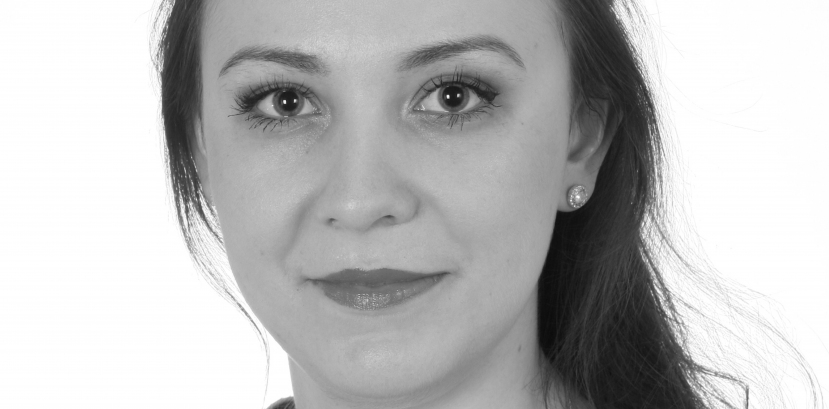 młoda kobieta w rozpuszczonych długich włosach zebranych do tyłu, patrzy na wprost