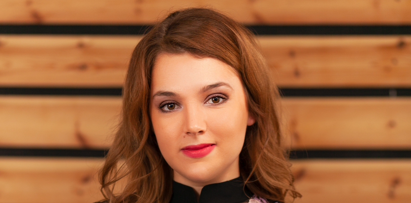 młoda kobieta patrzy na wprost, włosy do ramion rozpuszczone