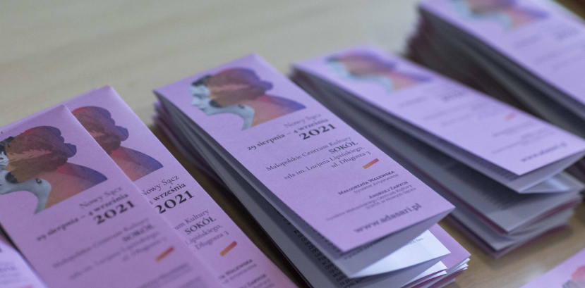 ulotki leżące na stole