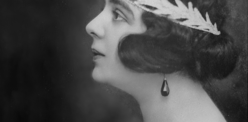 czarnobiała fotografia kobiety w ozdobnej tiarze