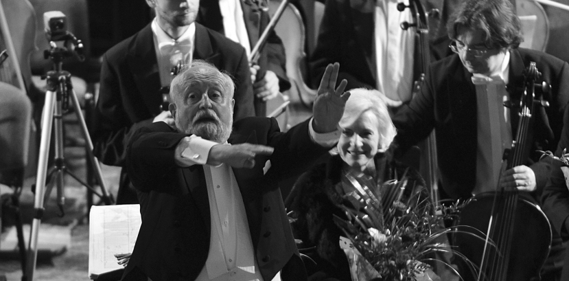 starszy mężczyzna dyryguje orkiestrą