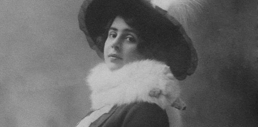 czarno-biały portret kobiety w dużym ozdobnym kapeluszu