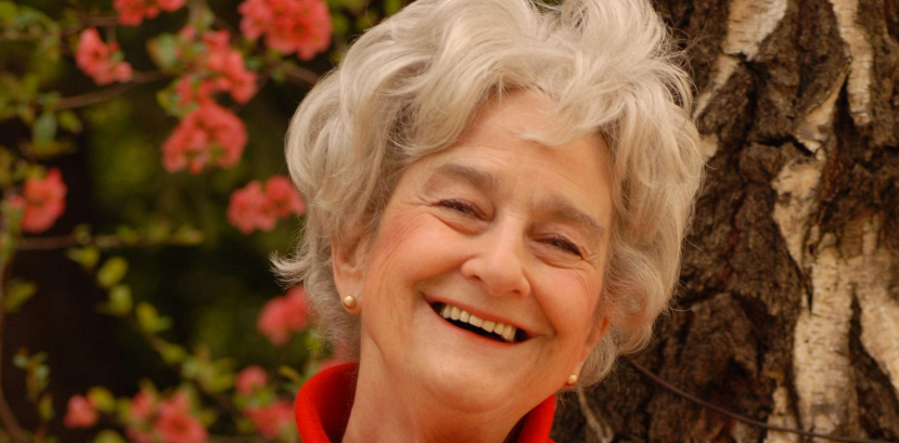 uśmiechnięta kobieta patrzy na wprost