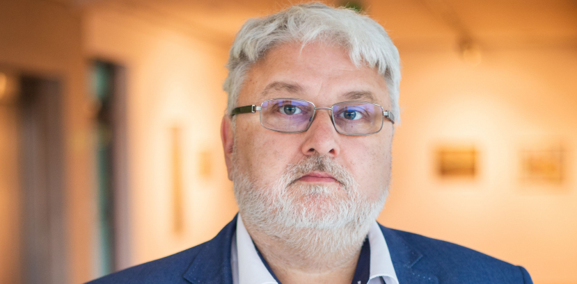 mężczyzna w okularach, patrzy na wprost